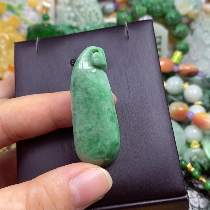 翡翠未镶嵌吊坠(赠链)