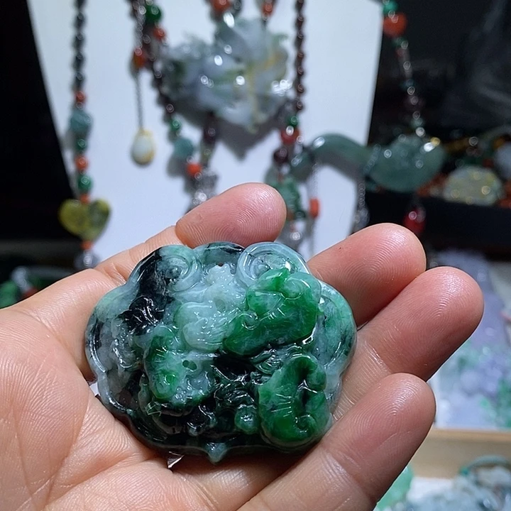 翡翠未镶嵌吊坠(赠链)