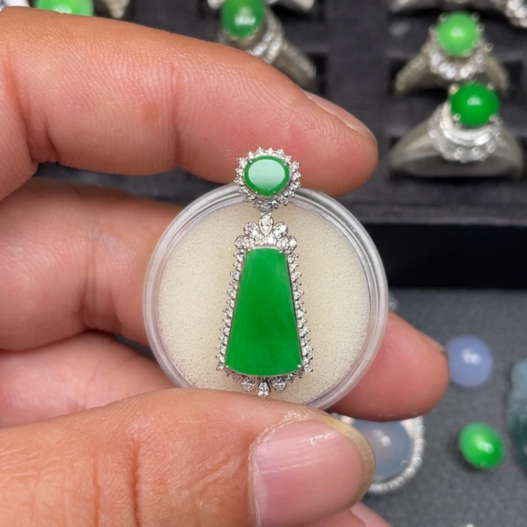 翡翠配石18K阳绿无事牌