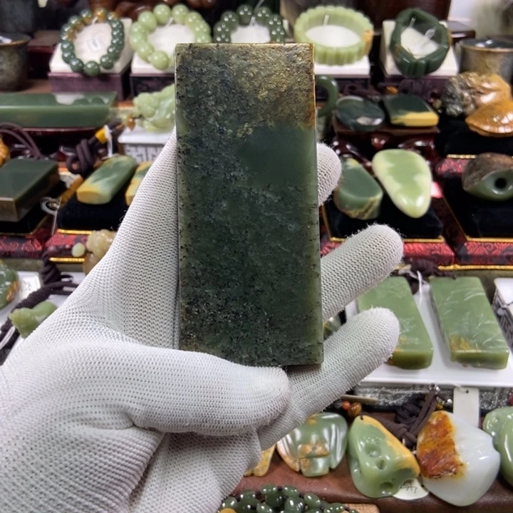 未镶嵌岫岩河磨玉（透闪石质玉）把件