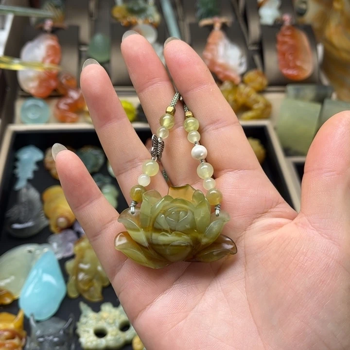 蛇纹石玉未镶嵌颈饰