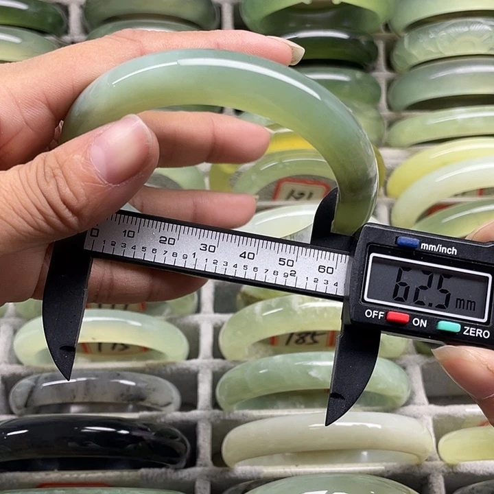 蛇纹石玉未镶嵌手镯196