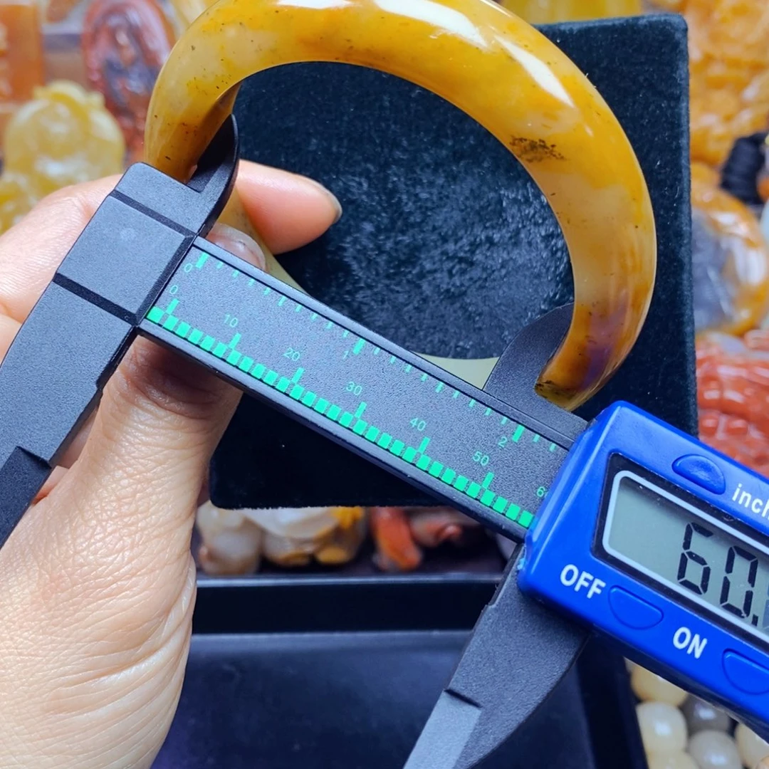石英质玉（黄龙玉）未镶嵌颈饰