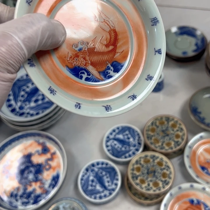 瓷片白青花泛红鱼化龙壶承底托