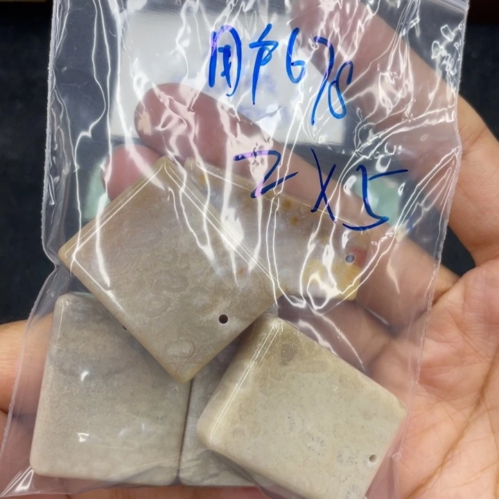 用***8硅化珊瑚（珊瑚玉）合金颈饰