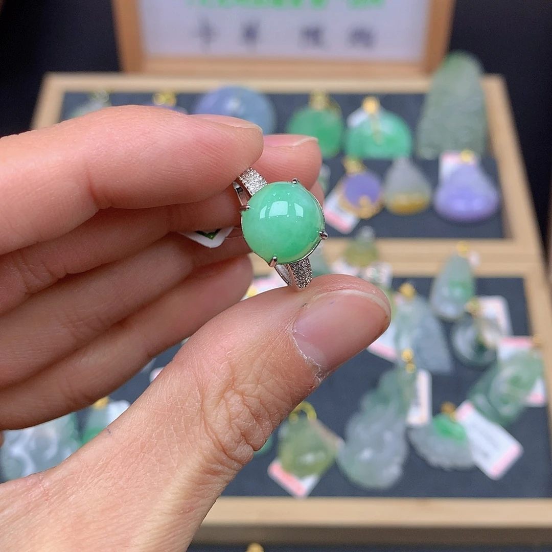 翡翠颈饰未镶嵌翡翠