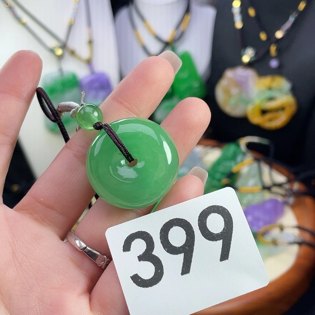 翡翠未镶嵌吊坠(赠链)