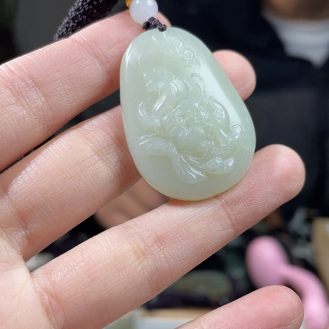 和田玉未镶嵌颈饰有裂