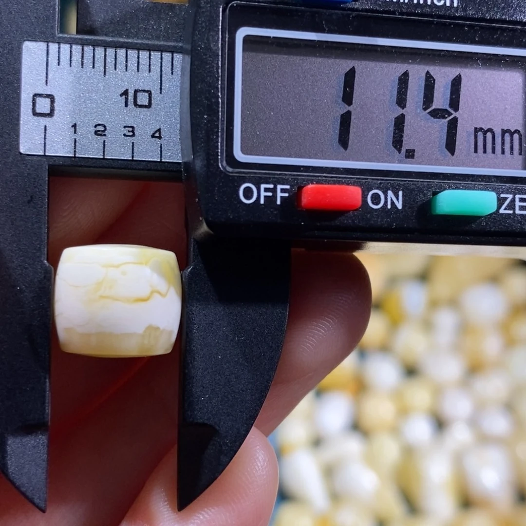 琥珀裸石未镶嵌配饰