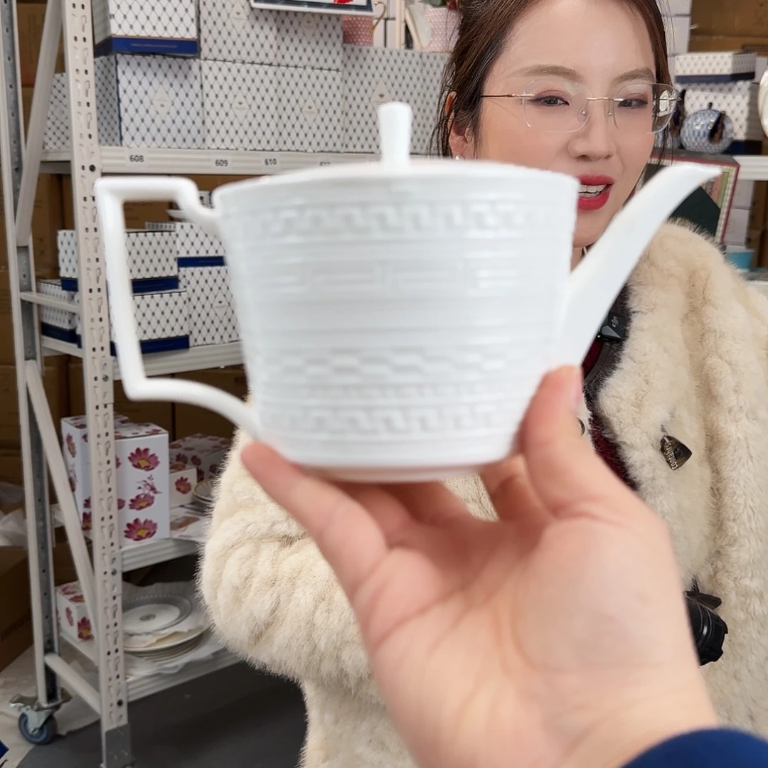 骨瓷高骨茶壶一个