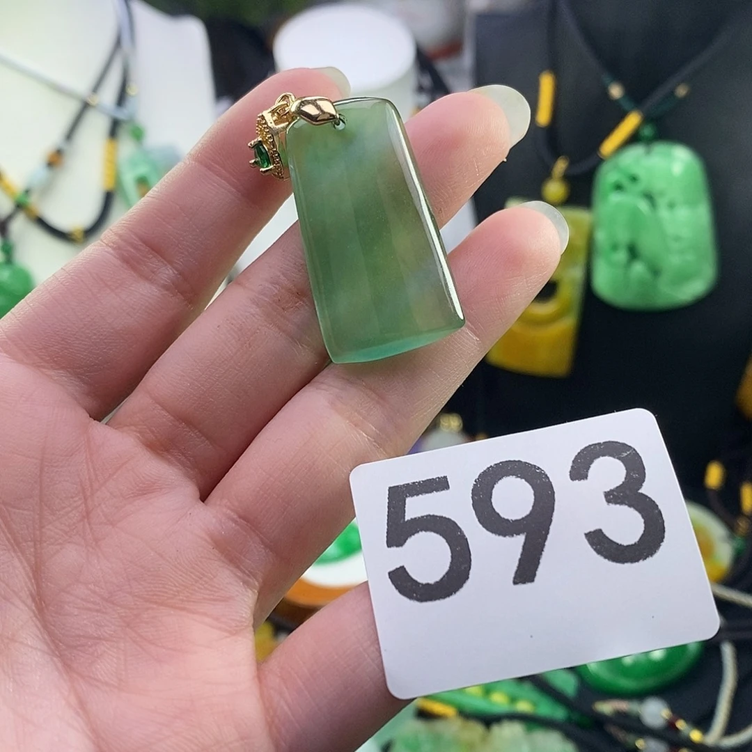 翡翠未镶嵌吊坠(赠链)