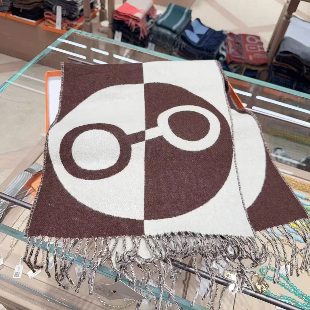 未使用 Hermes/爱马仕 casaque charm咖啡色锁扣图案围巾！