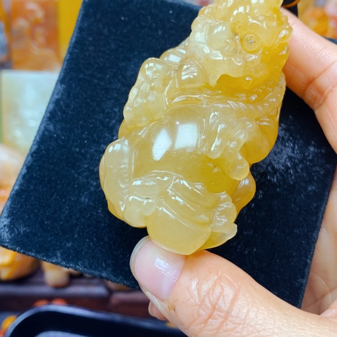 未镶嵌石英质玉（黄龙玉）颈饰
