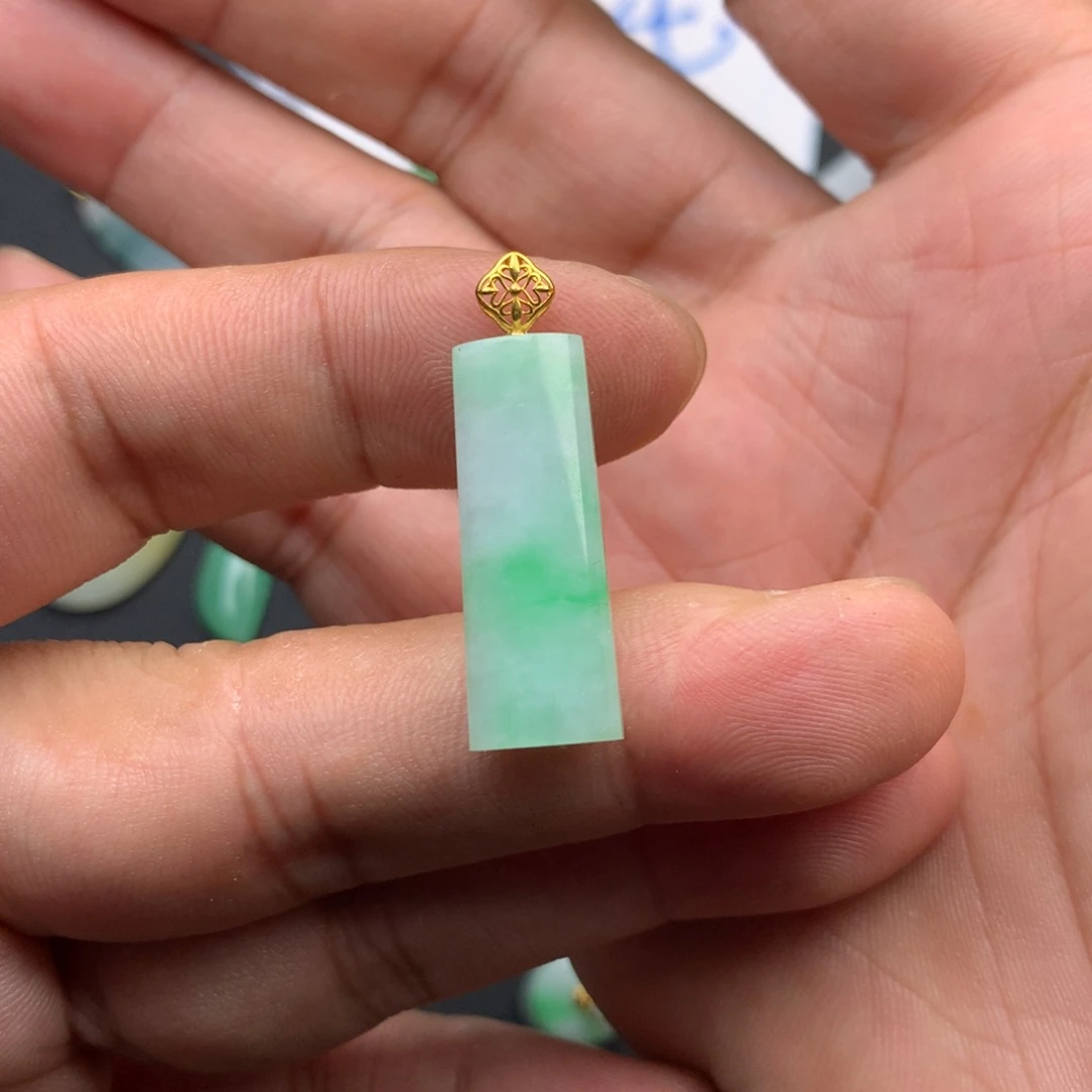 翡翠18K金镶嵌颈饰无事柱