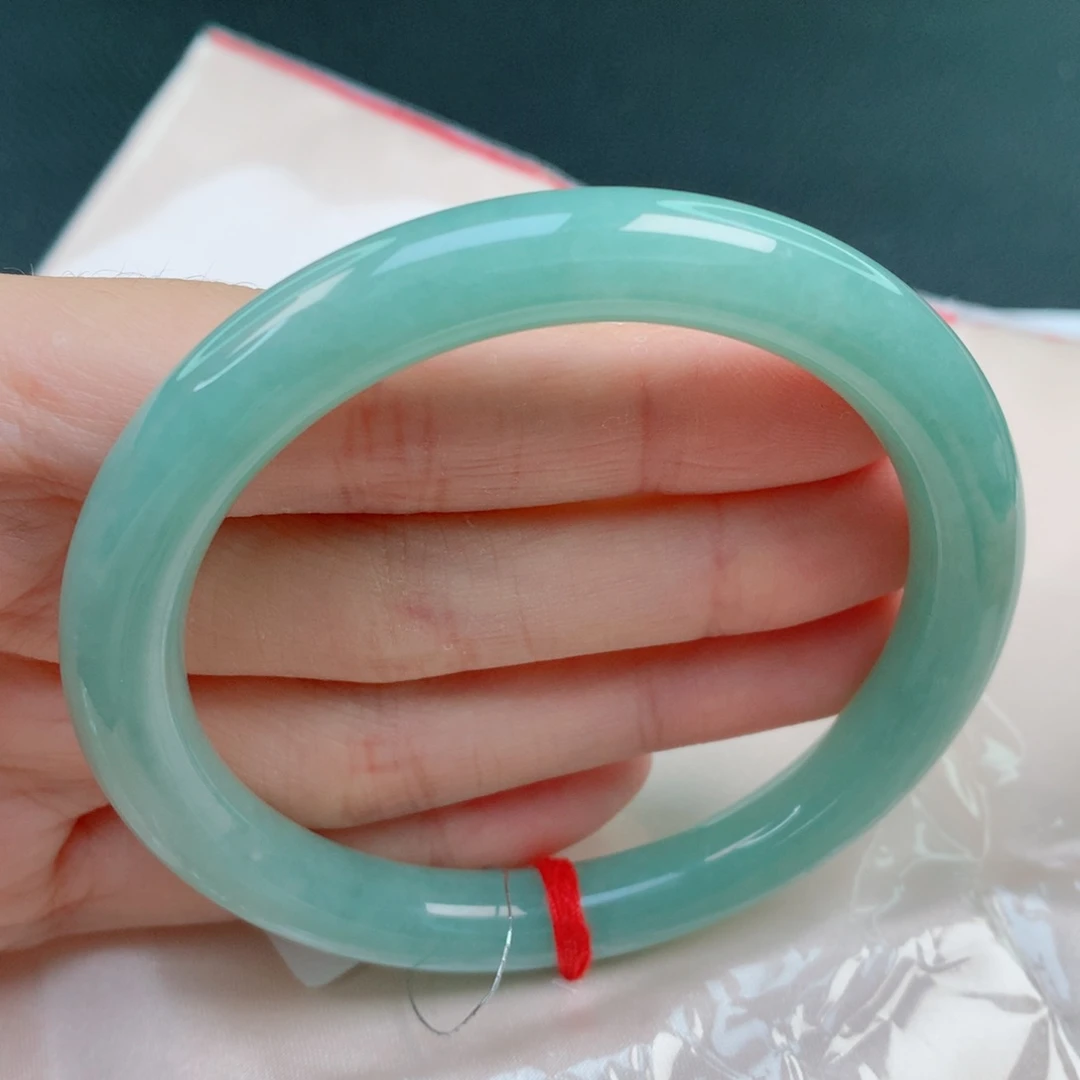 翡翠手镯未镶嵌57.5圆条，满色，完整