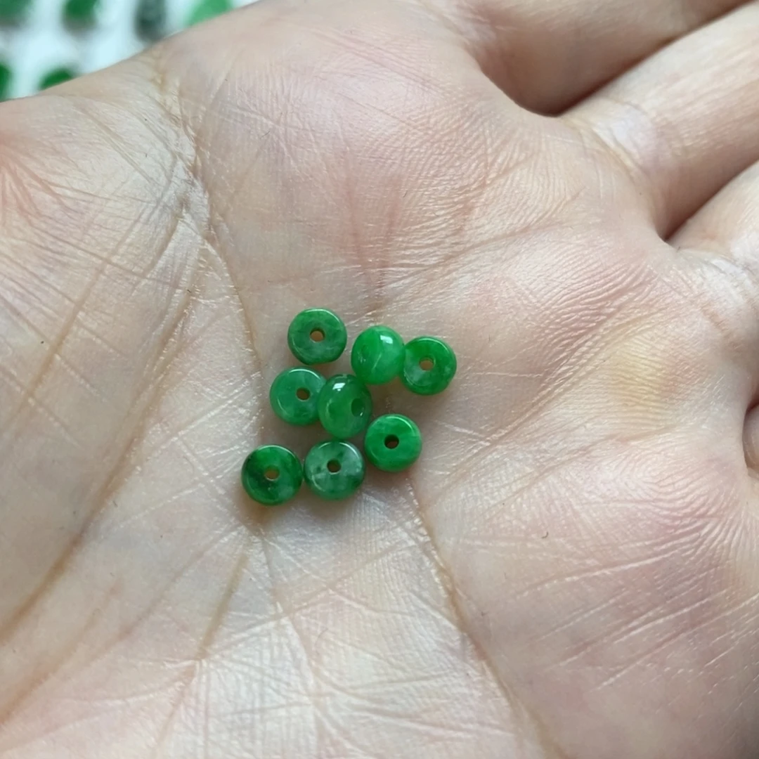 大***明翡翠未镶嵌颈饰有纹裂