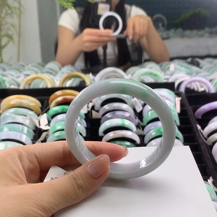 翡翠手镯未镶嵌正圈