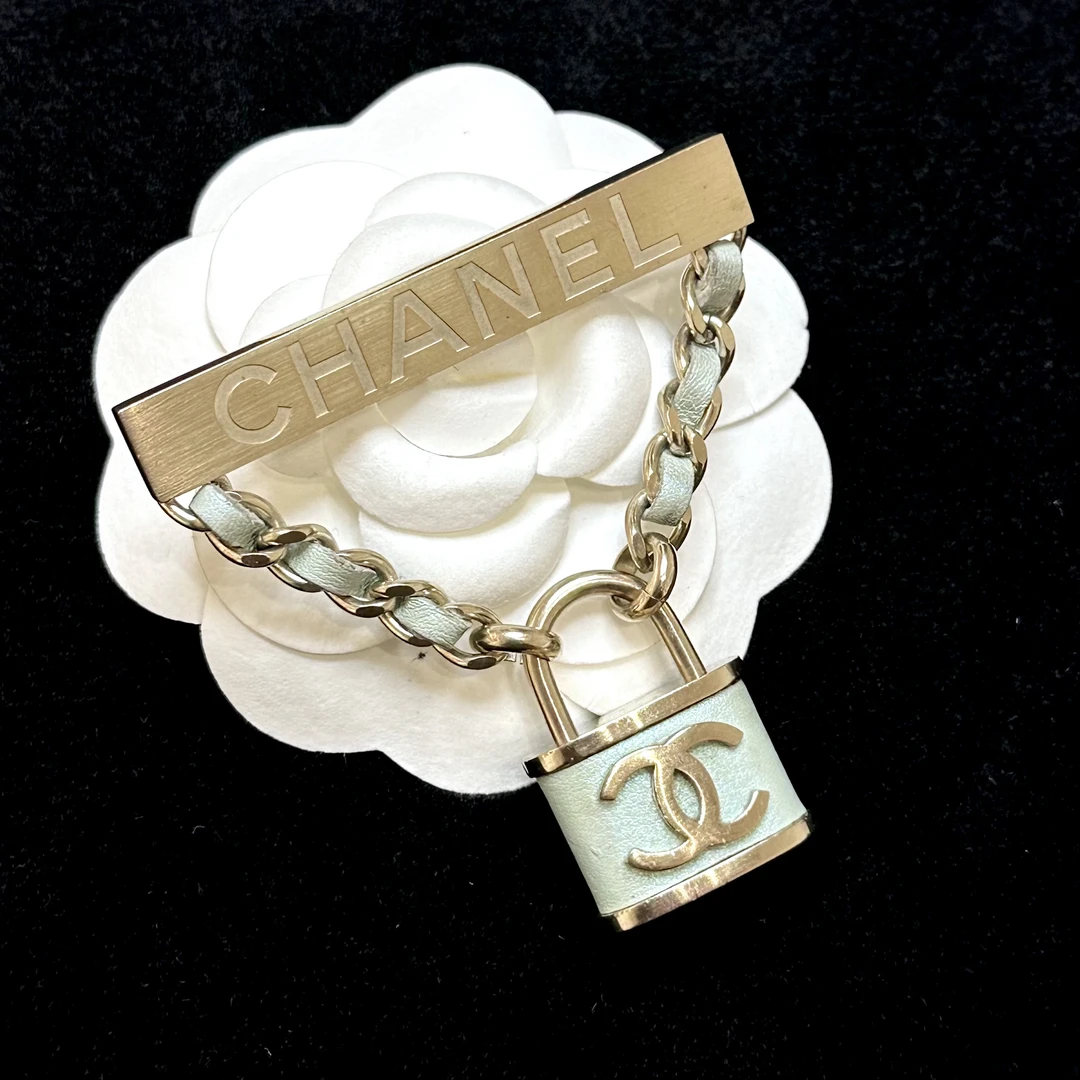 95新 Chanel/香奈儿 18p绿色珐琅锁头皮穿链胸针 2501388