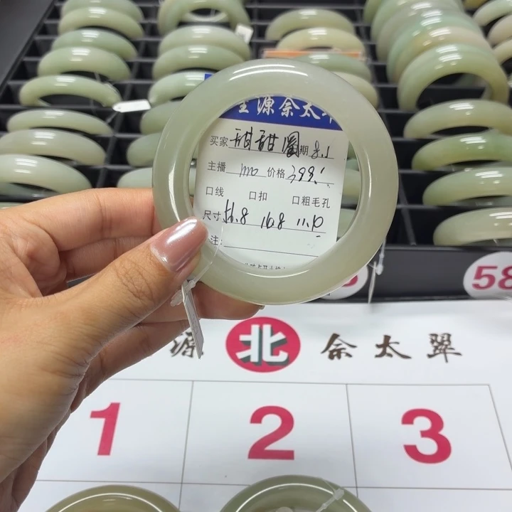 甜***圈石英质玉手镯未镶嵌
