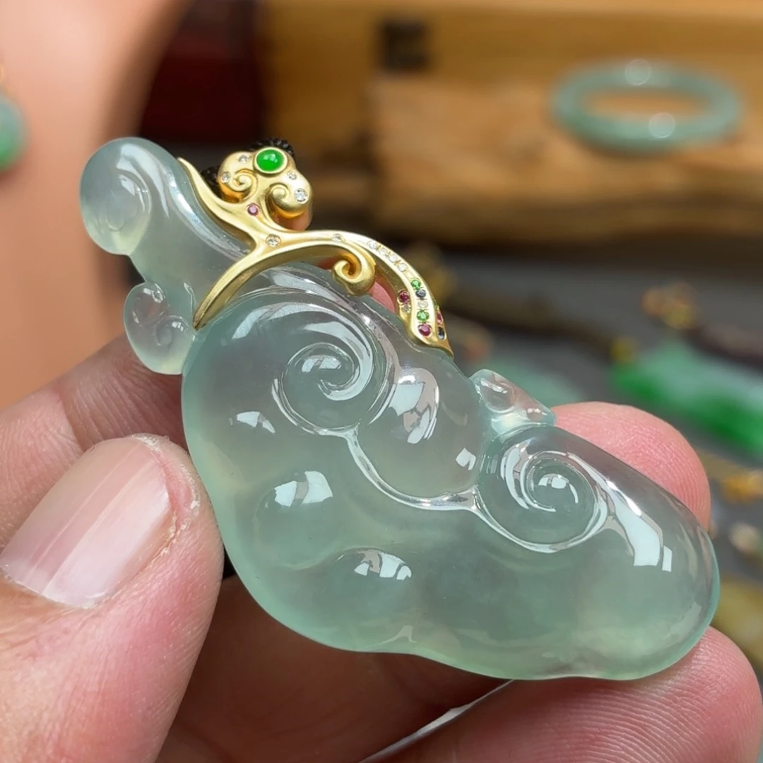 翡翠18K金镶嵌颈饰