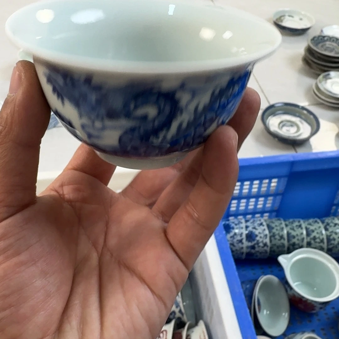 陶摆件青花铠甲龙大压手