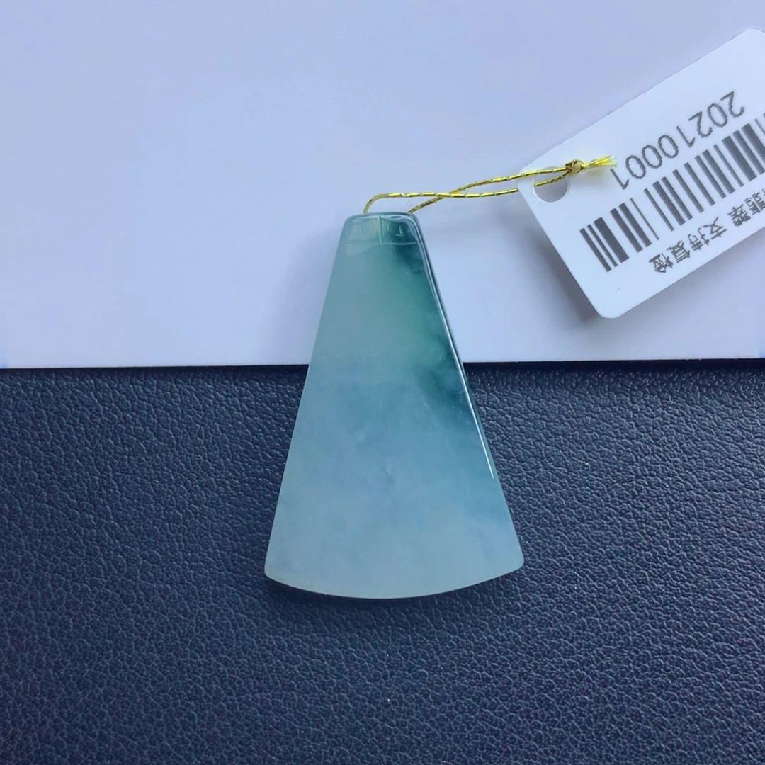 翡翠颈饰未镶嵌无事牌