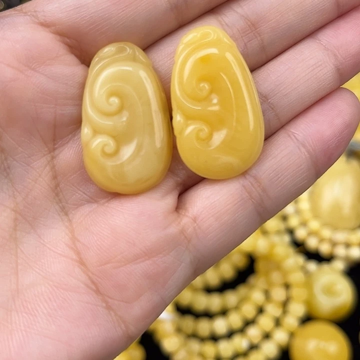 琥珀未镶嵌颈饰琥珀，多样性发其一