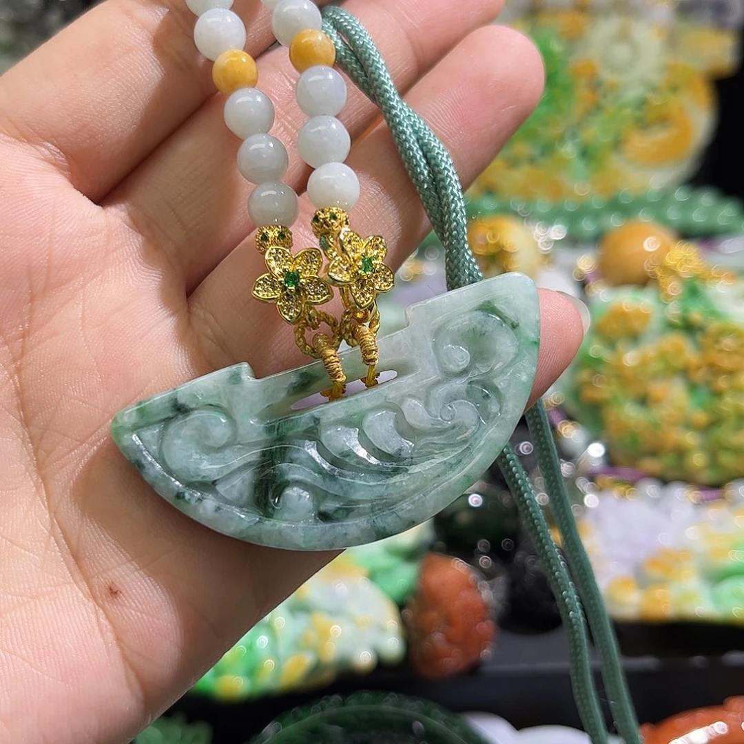 翡翠未镶嵌颈饰待编织