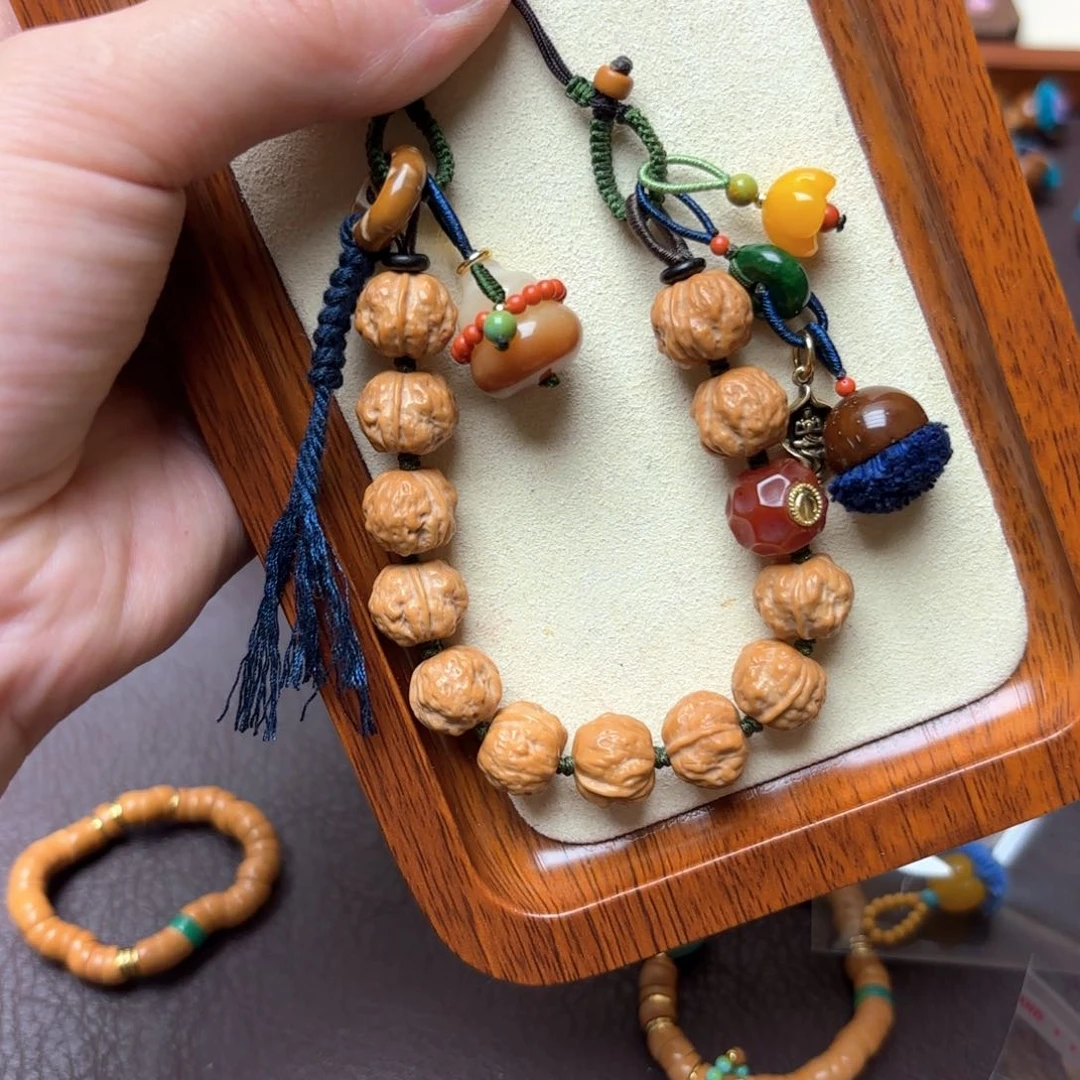 猴头核桃吊坠成品的手机链