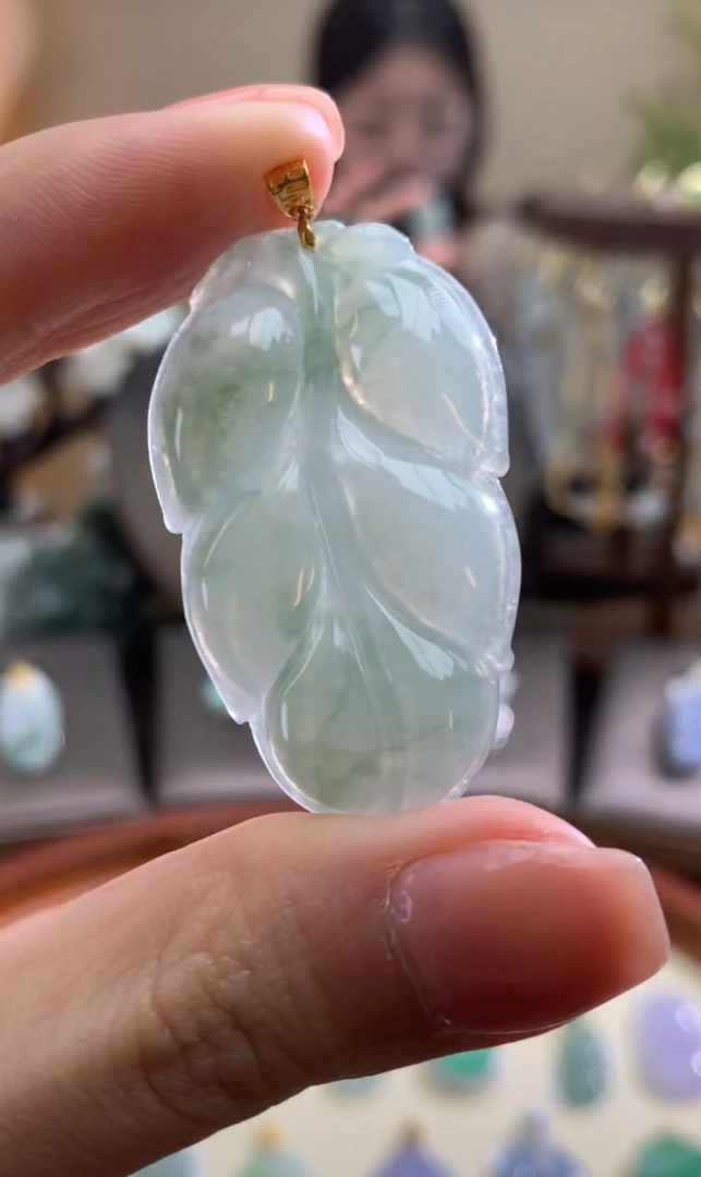 天然A货翡翠吊坠