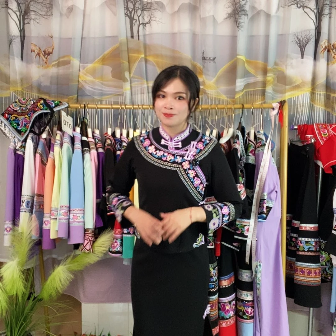 重工艺刺绣少数服饰套装