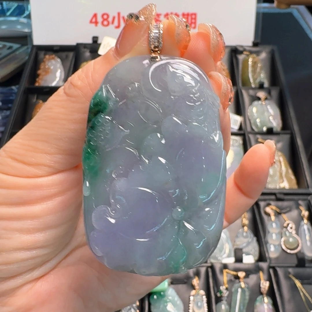 颈饰18K金镶嵌翡翠荷叶鱼