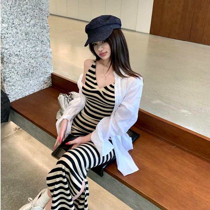 夏季新款高级黑白条纹修身显瘦V领连衣裙女白色刺绣标衬衫两件套