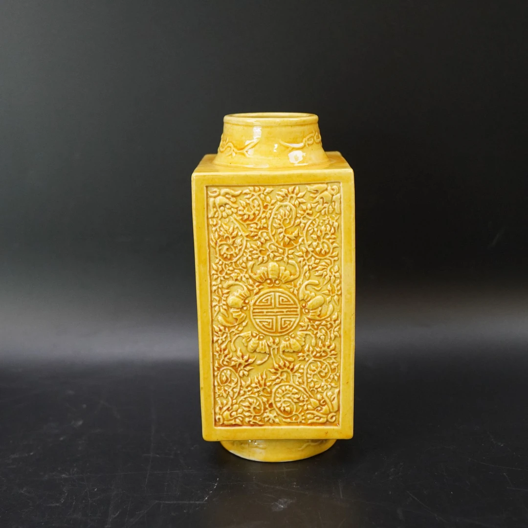 Lot.25090803清晚期黄釉模印福寿纹四方瓶 高：约20.2cm