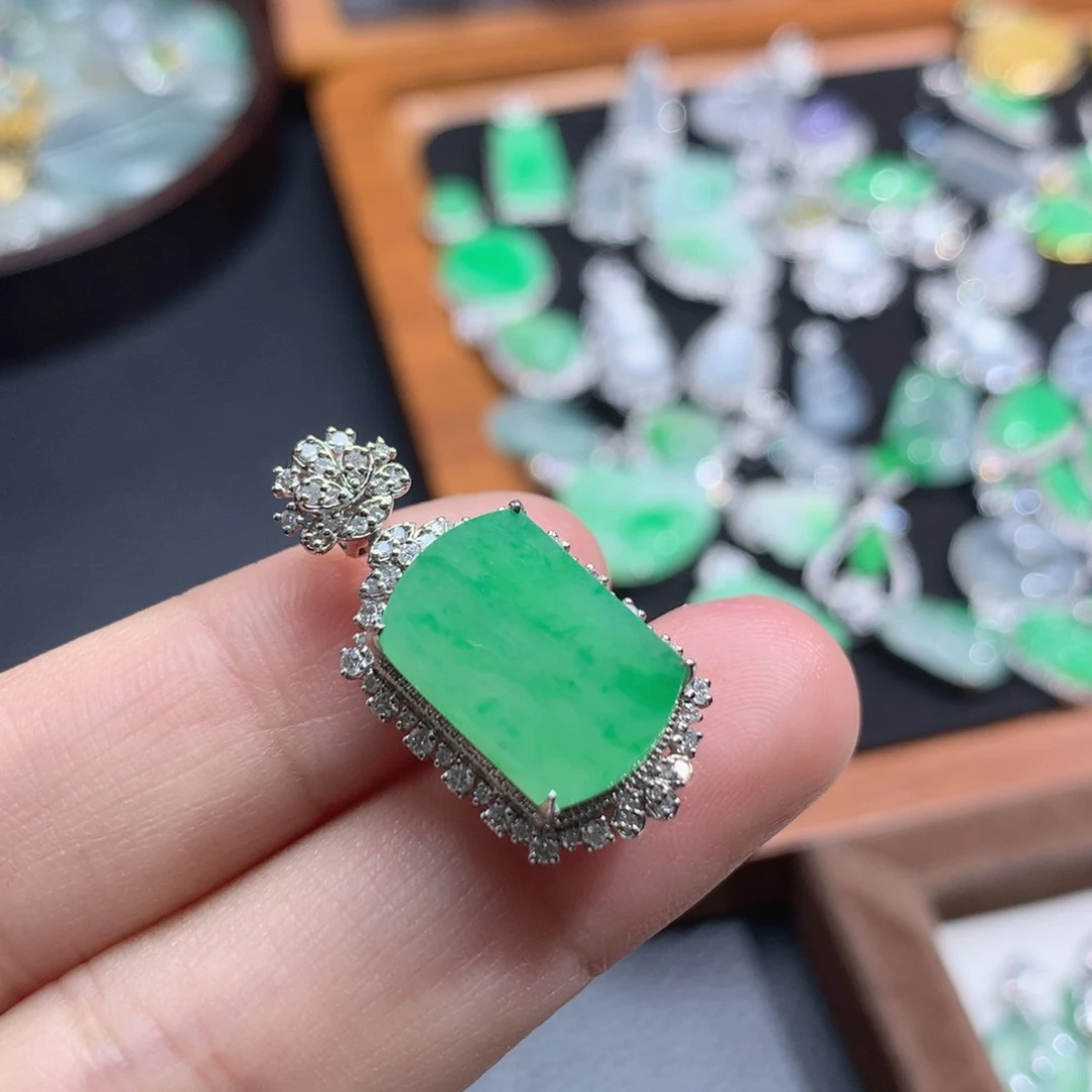 翡翠18K金镶嵌颈饰意境飘花无事牌