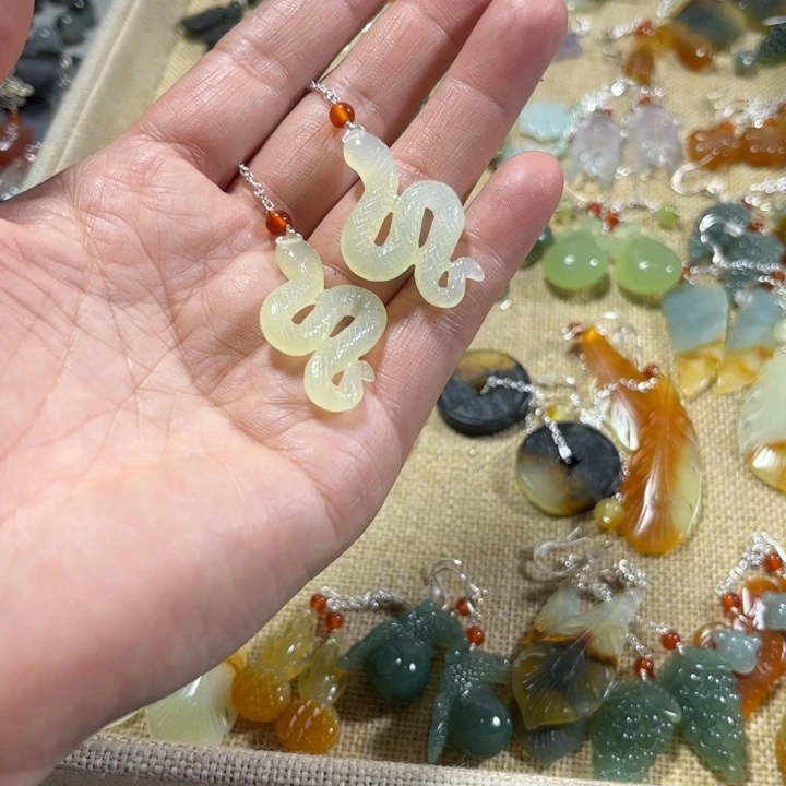 蛇纹石玉耳饰未镶嵌