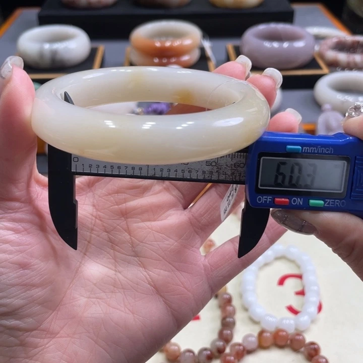 未镶嵌手镯石英质玉