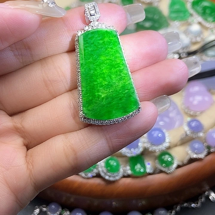 颈饰18K金镶嵌翡翠