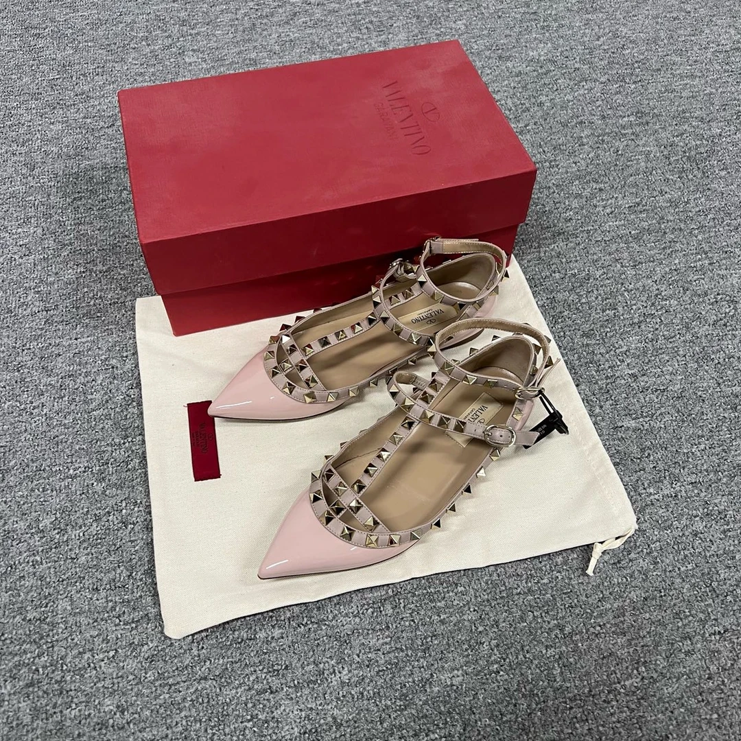 99新 Valentino/华伦天奴 华伦天奴铆钉平底鞋36码