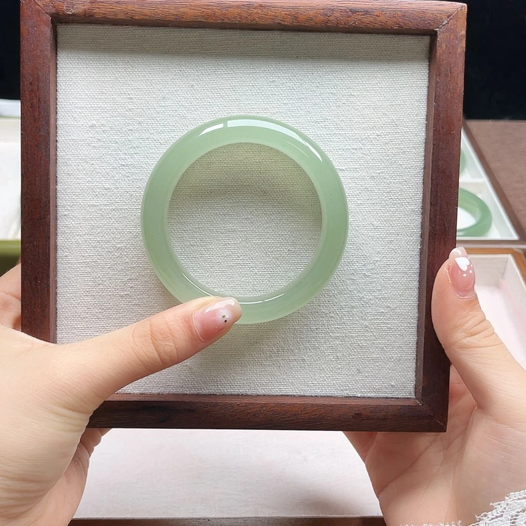 止***語石英质玉未镶嵌手镯