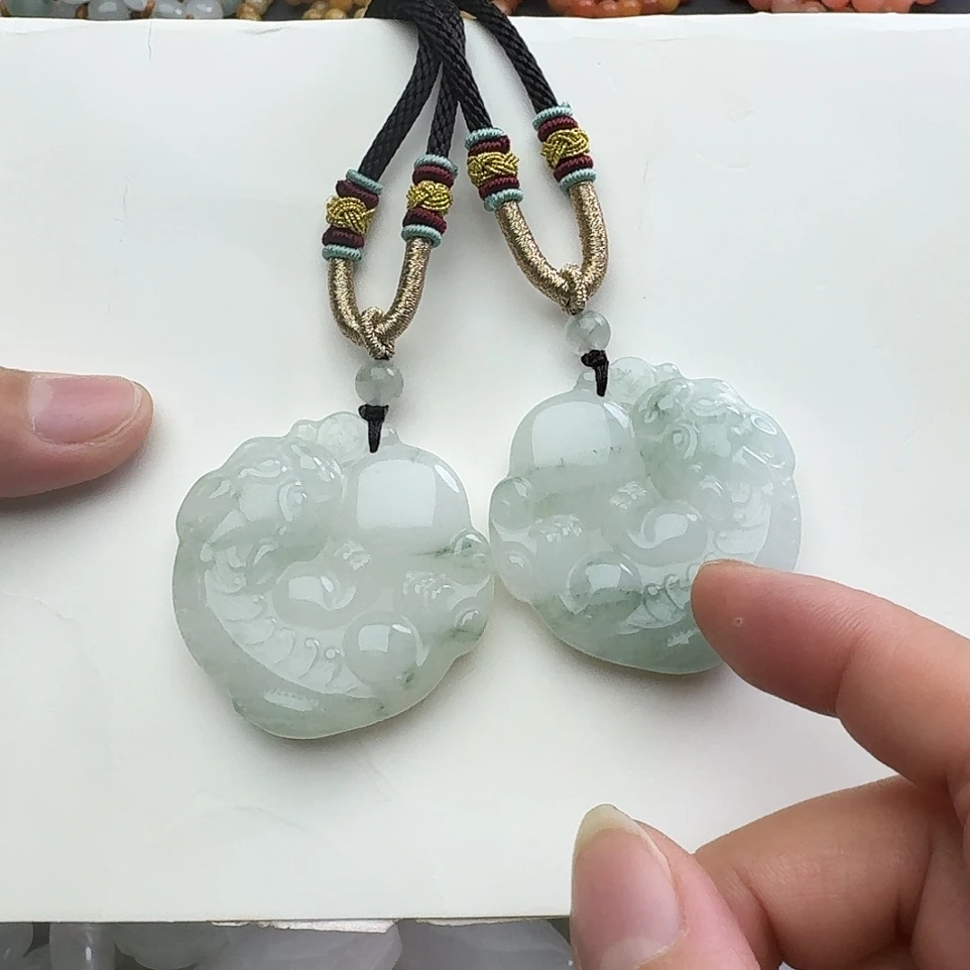 石英质玉未镶嵌颈饰貔貅牌