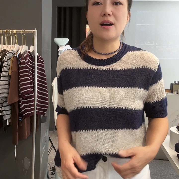 绵羊毛蓝白大条上衣