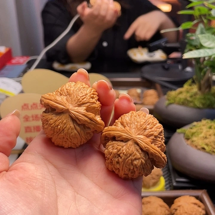 文玩核桃把件白狮子41闪32