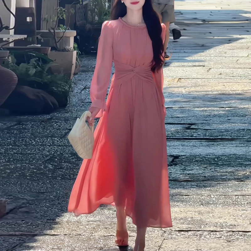 早秋法式高级感极简风长裙度假风大码女装连衣裙褶皱显瘦圆领长裙