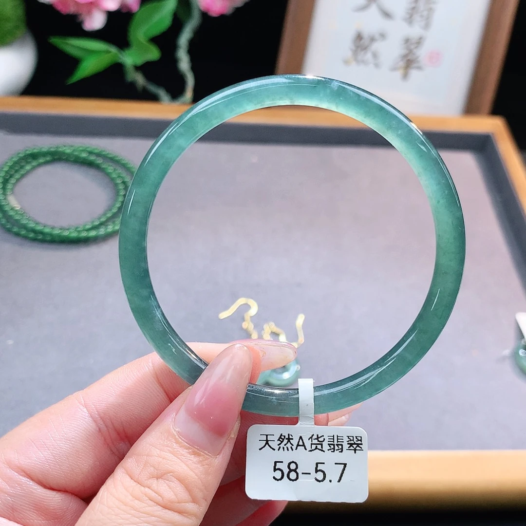 未镶嵌手镯（圆镯）翡翠
