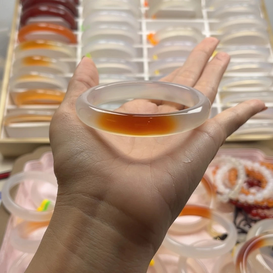 罗***娘玛瑙/玉髓手镯未镶嵌