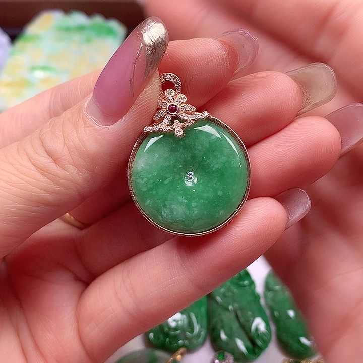 翡翠未镶嵌颈饰翡翠