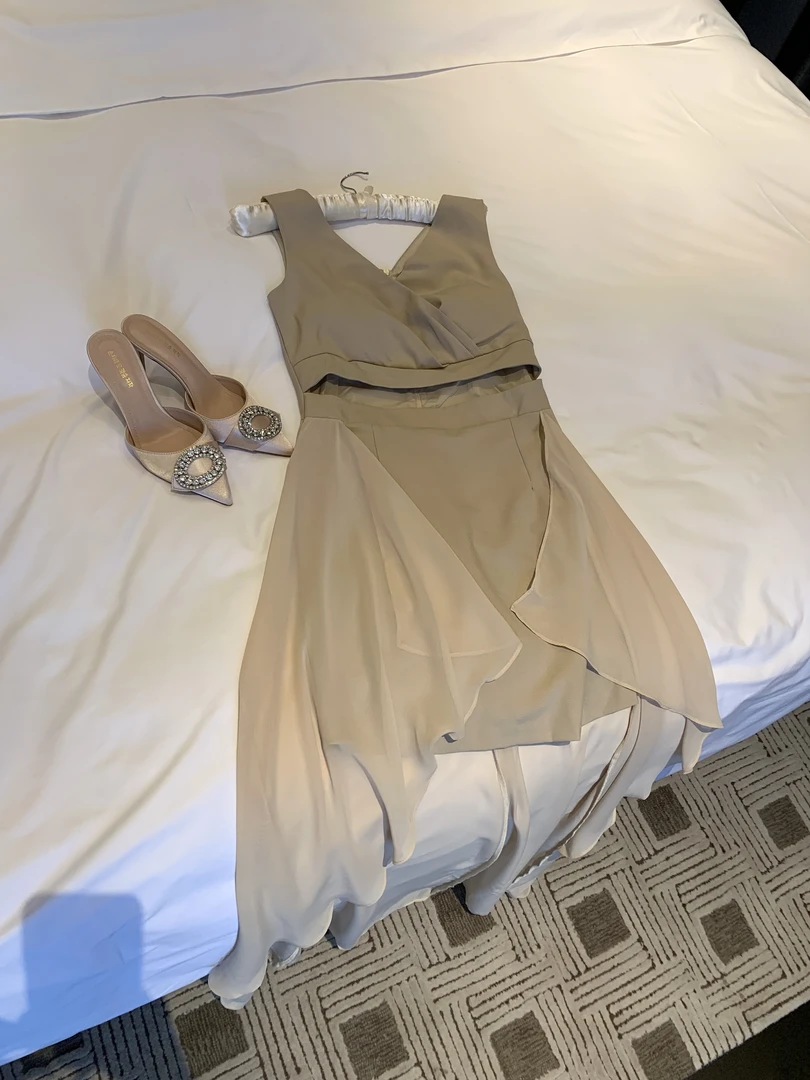 孙智惠zs「白杏松露」夏季新款深V领修身显瘦镂空纱纱连衣裙