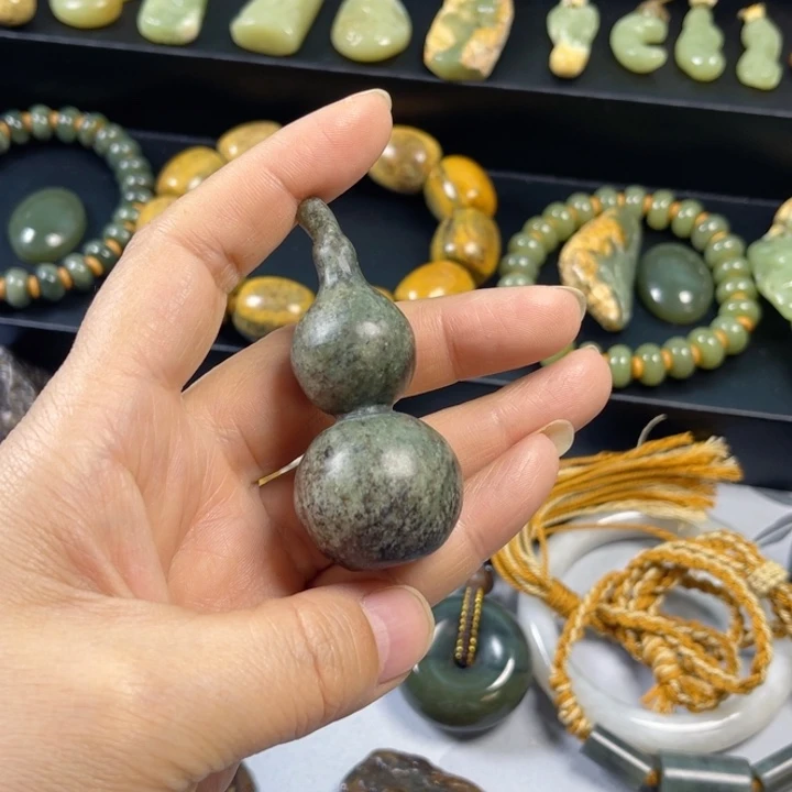 透闪石质玉手把未镶嵌哆**梦