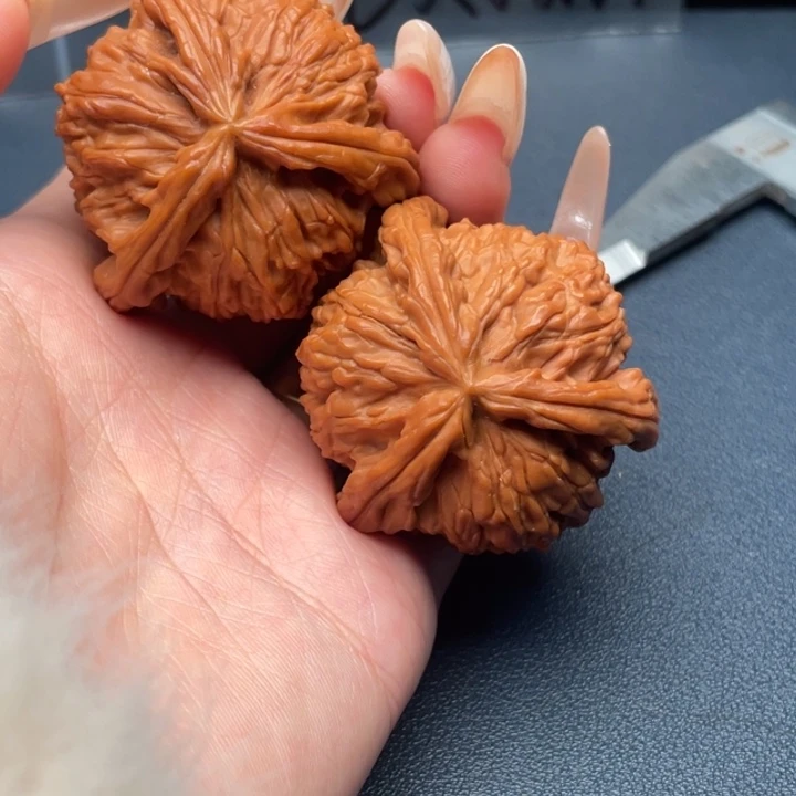 向***～文玩核桃吊坠白狮子